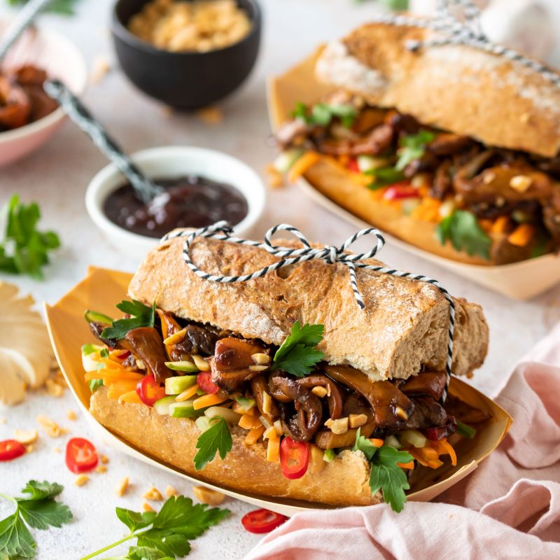 Banh Mi-Sandwich, vegan Vergane Banh-Mi-Sandwiches in Bambusschälchen serviert, daneben ein Schälchen mit Pflaumenmus.