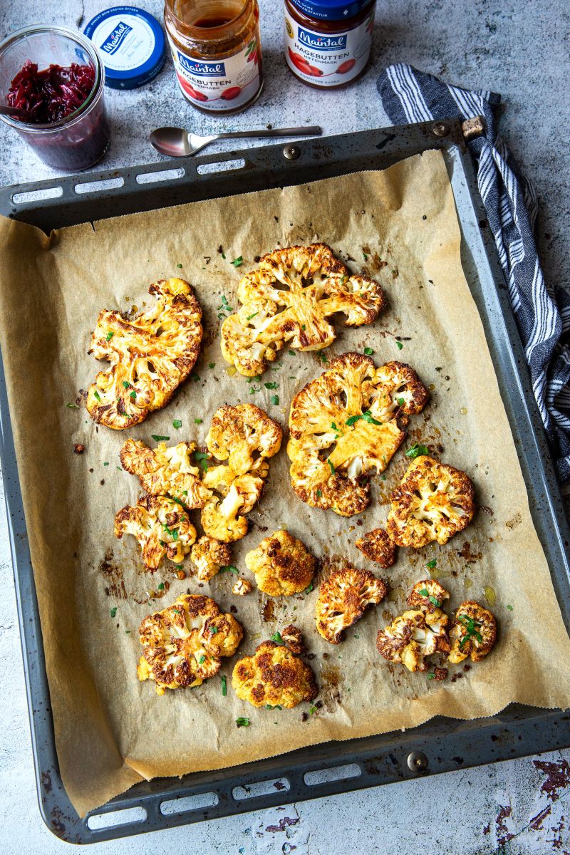 Blumenkohlsteak mit Hagebutten-Chutney Gebackene Blumekohlsteaks auf Backblech.