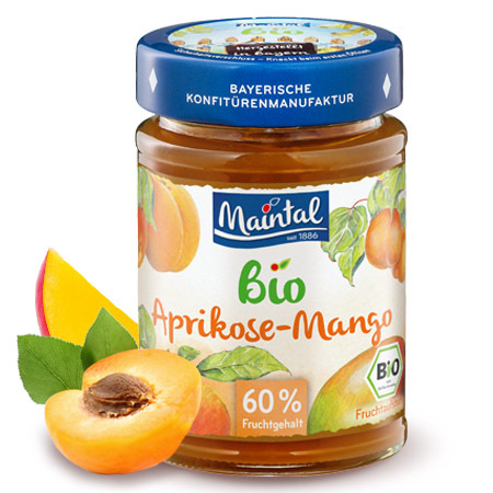 Bio + vegan Aprikosen-Mango Fruchtaufstrich - 210 g Glas Maintal Bio Aprikosen-Mango Fruchtaufstrich, daneben Aprikosenhäfte und Mangoscheibe.