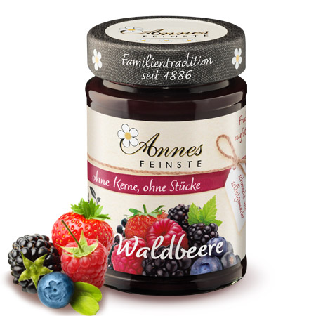 Annes Feinste Bio Waldbeere-Fruchtaufstrich fein passiert Glas Annes Feinste Bio Waldbeeren-Fruchtaufstrich fein passiert, daneben Erdbeeren, Brombeere, Heidelbeere.