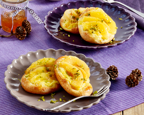 Quitten-Gelee extra - Früchte aus Bayern Quitten-Puddingtalern auf zwei Tellern.