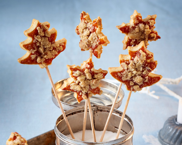 Hagebutten-Streusel-Plätzchen am Stiel Hagebutten-Streuselplaetzchen in blechdose mit Zucker.