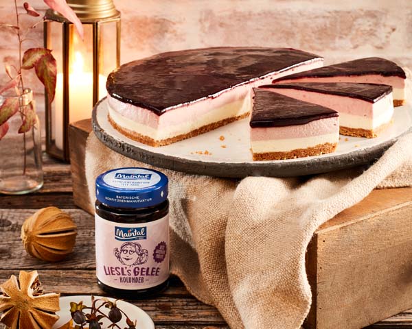 Panna-Cotta Torte mit Holunderspiegel I No bake Serviervorschlag Panna-Cotta-Torte mit Holunderbeerspiegel.