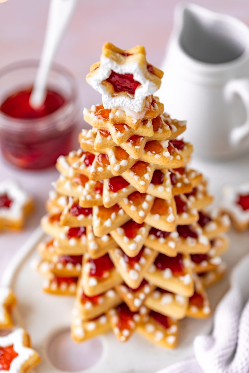 Cookie Tree mit rotem Johannisbeer-Gelee Nahaufnahme Cookie-Tree. Weihnachtsbaum aus Keksen mit Johannisbeer-Gelee zusammengesetzt.