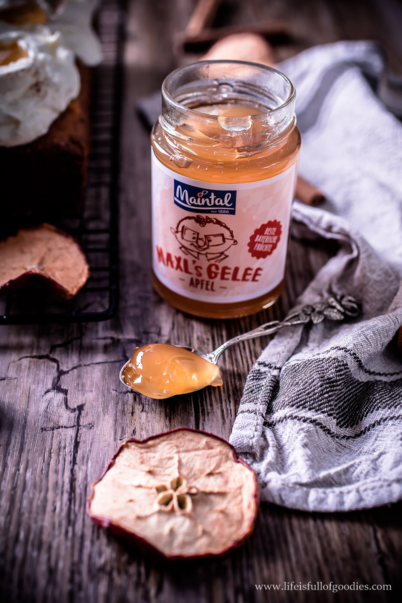 Apfel-Gelee extra - Früchte aus Bayern Geöeffnetes Glas Maintal Apfel-Gelee auf Holztisch.