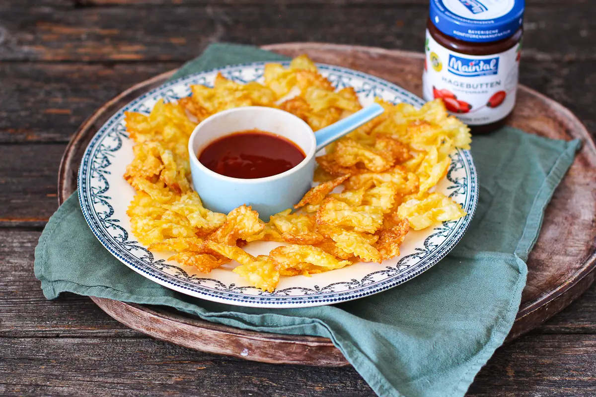 Airfryer-Pasta-Chips mit Hagebutten-Dip Airfryer-Pasta-Chips mit Hagebutten-Dip