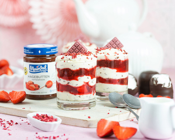 Schokokuss-Dessert - Fruchtig, schnell, einfach Serviervorschlag Schokokuss-Dessert: In Gläsern, Löffel, Glas Hagebutten-Konfitüre und Schale mit Erdbeeren.