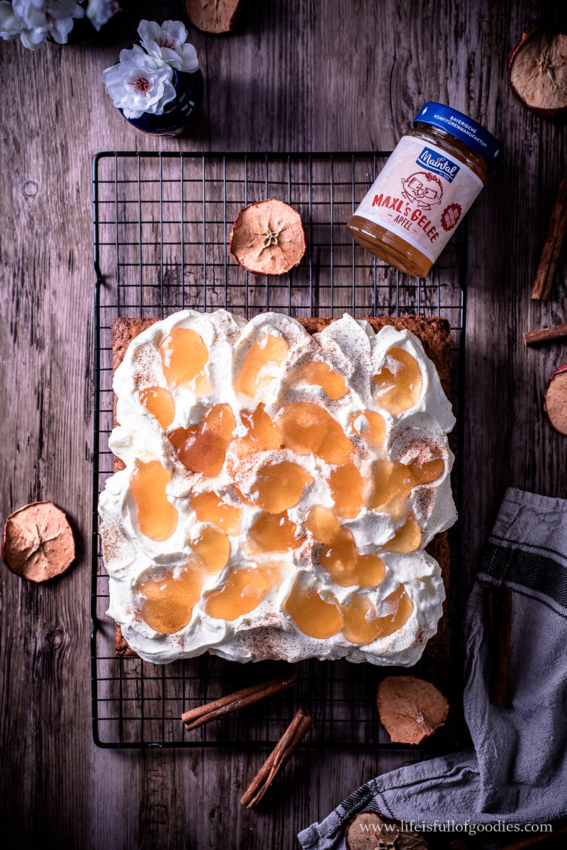 Apfel-Gelee extra - Früchte aus Bayern Draufsicht Apple Blondies auf Gitterrost und einem Glas Maintal Bayerisches Apfel-Gelee.