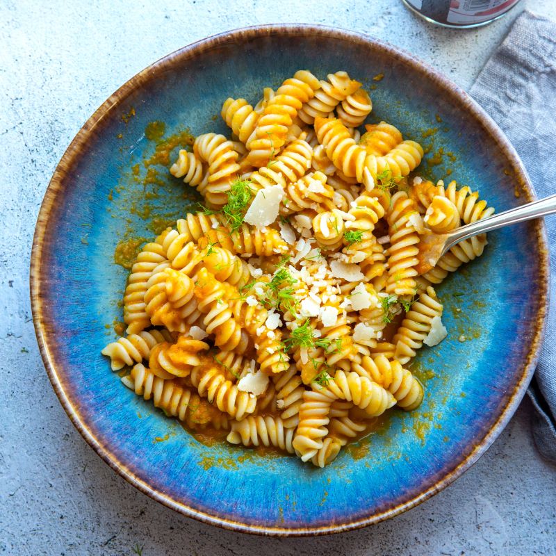 Pasta mit Gemüse-Tomatensauce Pasta mit Gemuese-Tomatensauce auf Teller serviert.