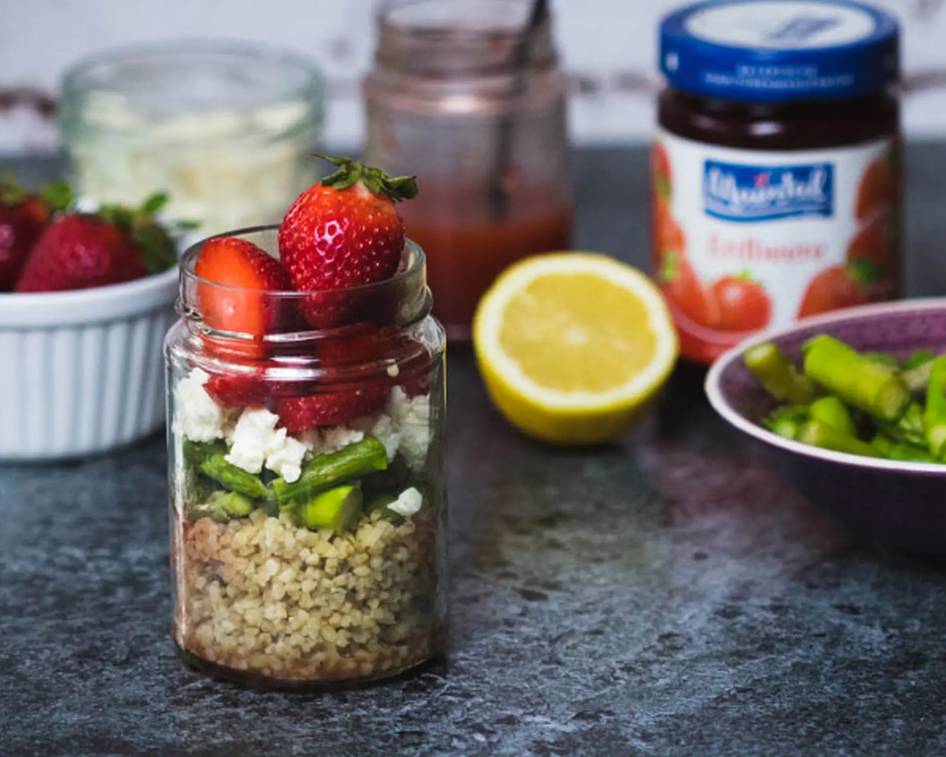 Bulgursalat mit Erdbeeren, Feta und Spargel Marmeladenglas mit Bulgursalat, Erdbeeren, Feta und grünem Spargel.