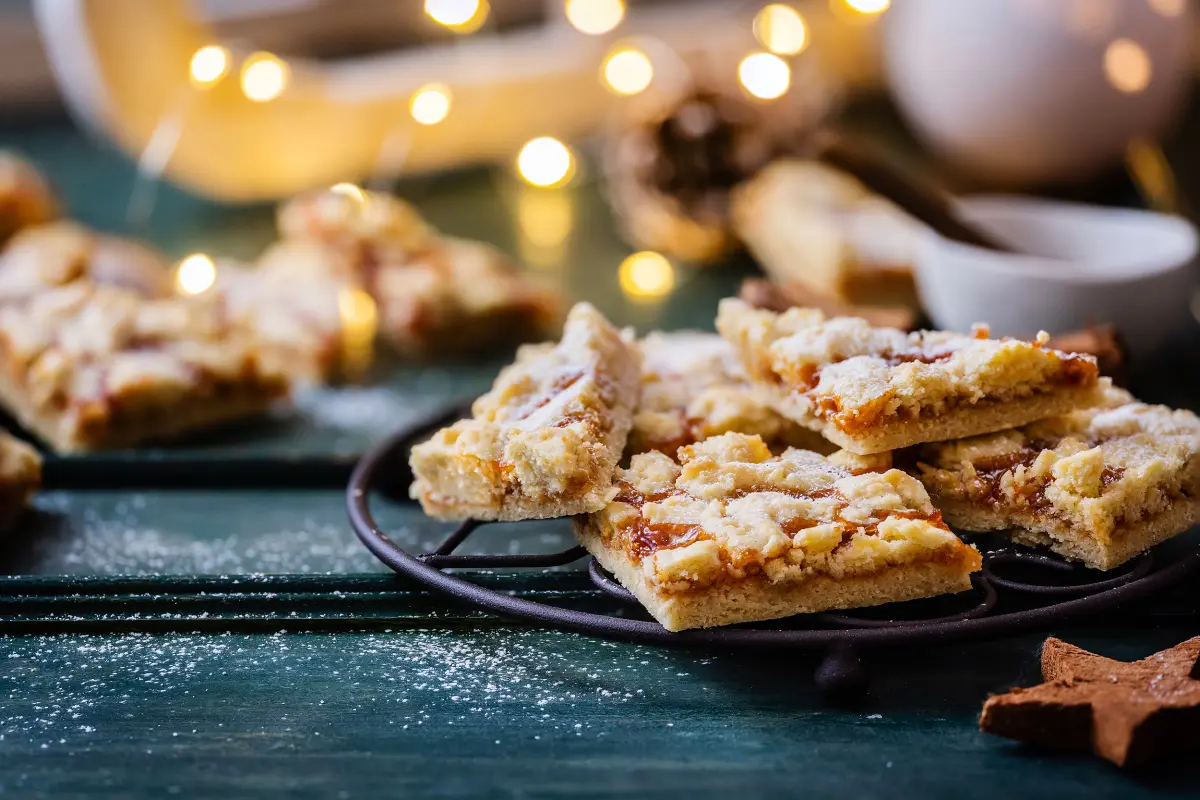 Streuselplätzchen mit Hagebutten-Konfitüre auf Gitterrost.