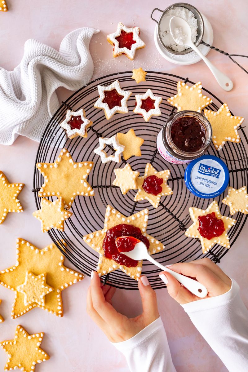 Cookie Tree mit rotem Johannisbeer-Gelee Kekse in Sternform werden mit Johannisbeer-Gelee bestrichen.