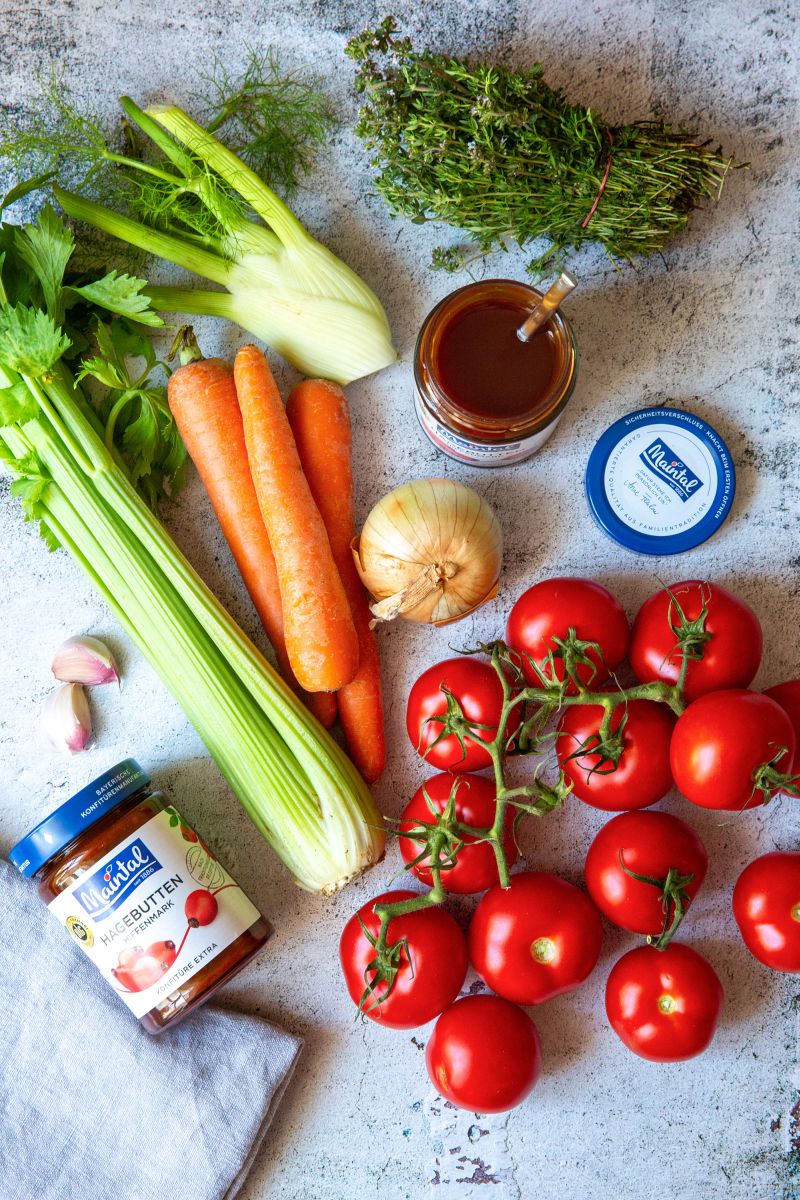 Pasta mit Gemüse-Tomatensauce Zutaten für Pasta mit Gemuese-Tomatensauce: Hagebutten-Konfitüre, Knoblauch, Staudensellerie, Karotten, Fenchel, Zwiebel, Tomaten, Kräuter.