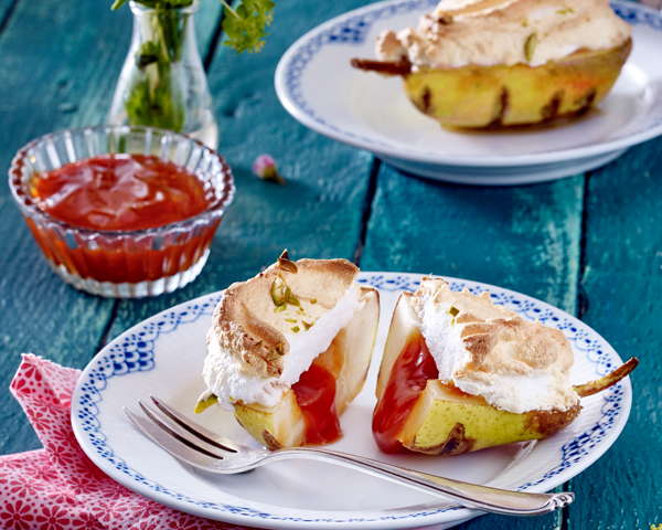 Bio + vegan Hagebutten-Fruchtaufstrich Gegrillte Birnen mit Hagebutte und Baiserhaube auf Tellern.