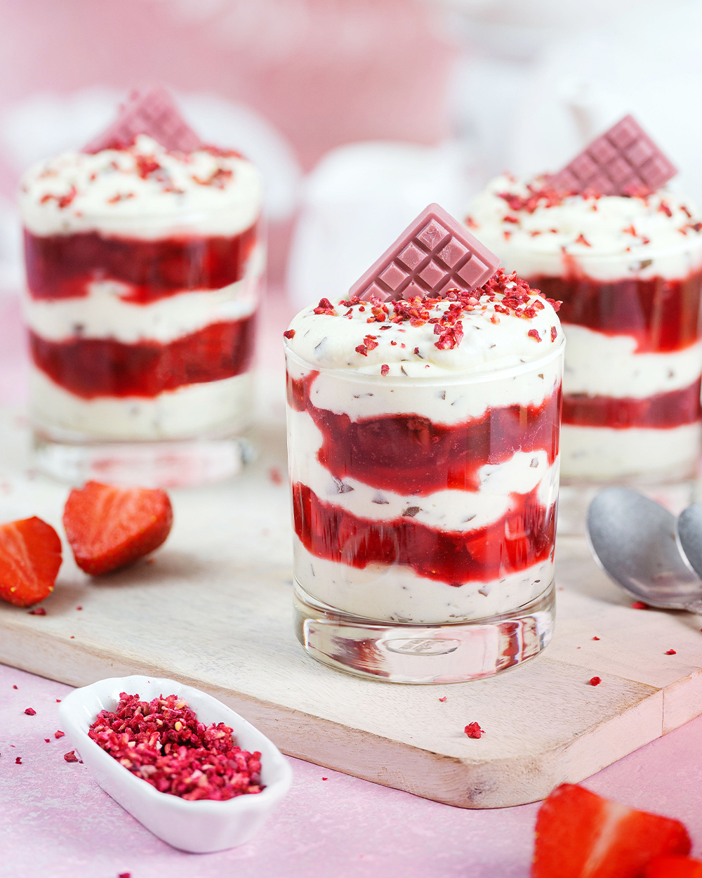 Schokokuss-Dessert - Fruchtig, schnell, einfach Schokokuss-Dessert, serviert in Gläsern.