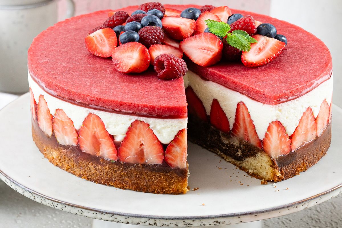 Rotkäppchen-Torte mit Erdbeeren Rotkäppchen-Torte mit Erdbeeren auf Tortenplatte.