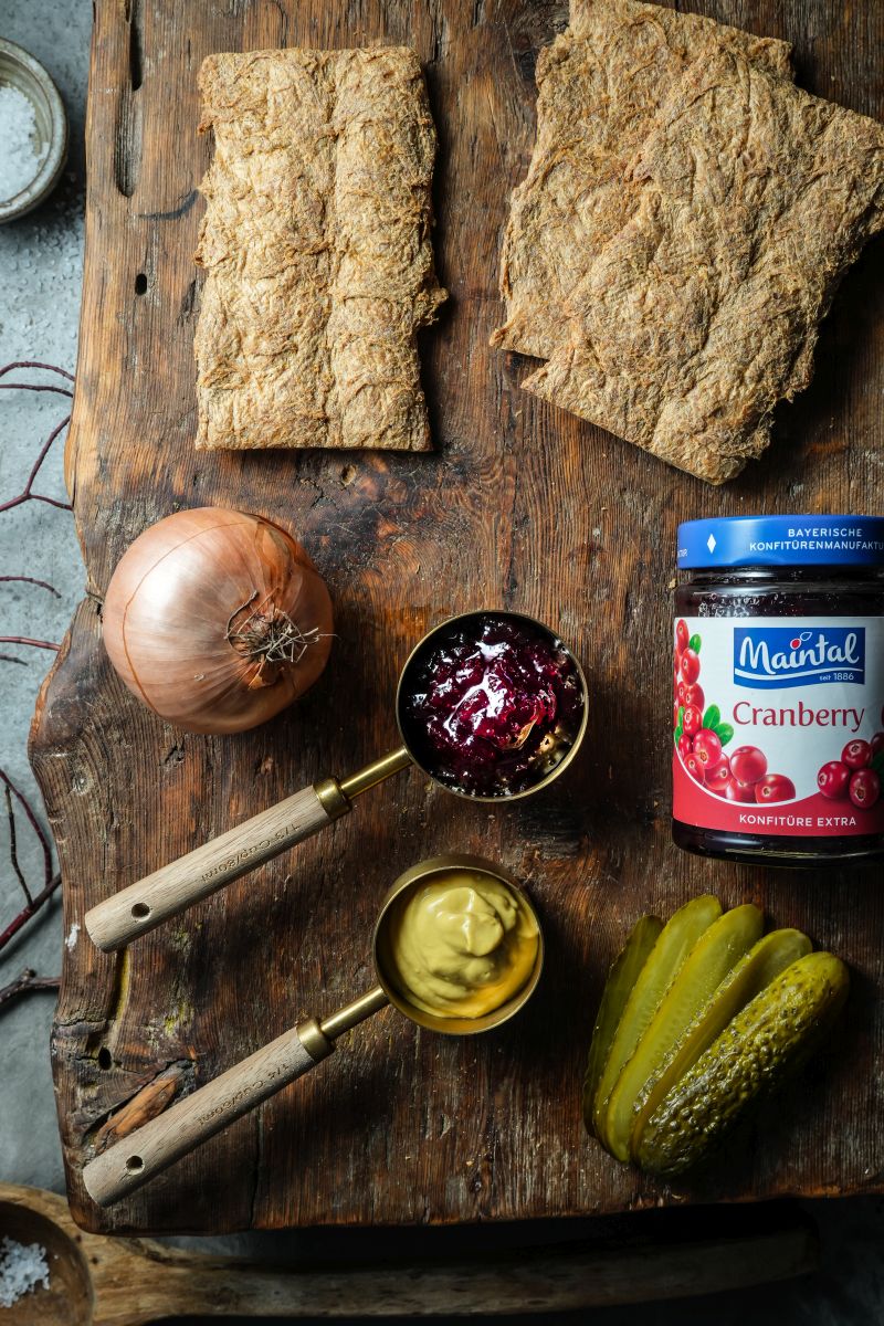 Vegetarische Rouladen mit Cranberry-Sauce Zutaten vegetarische Roulanden: Cranberry-Konfitüre, Essiggurke, Senf, Zwiebel und Getrocknete Soja Big Steaks.