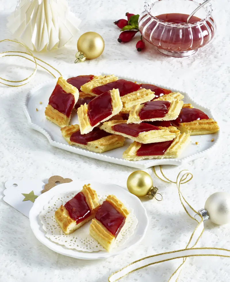 Feine Marzipan-Hagebutten-Plätzchen Serviervorschlag Marzipan-Hagebutten-Plaetzchen auf Torteplatte.