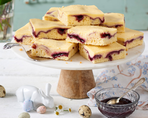 Mehrfrucht Fruchtaufstrich Waldfrucht, fein passiert Serviervorschlag Fruchtige Buttermilch-Schnitten auf Tortenplatte und einem Schälchen mit Maintal Waldfrucht-Fruchtaufstrich.
