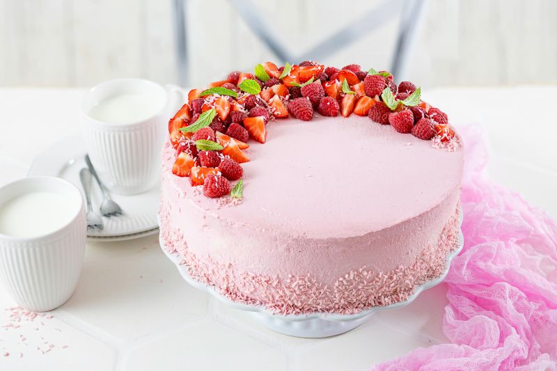Windbeuteltorte mit Gartenfrüchten Draufsicht Windbeuteltorte mit Gartenfrüchten auf Tortenplatte