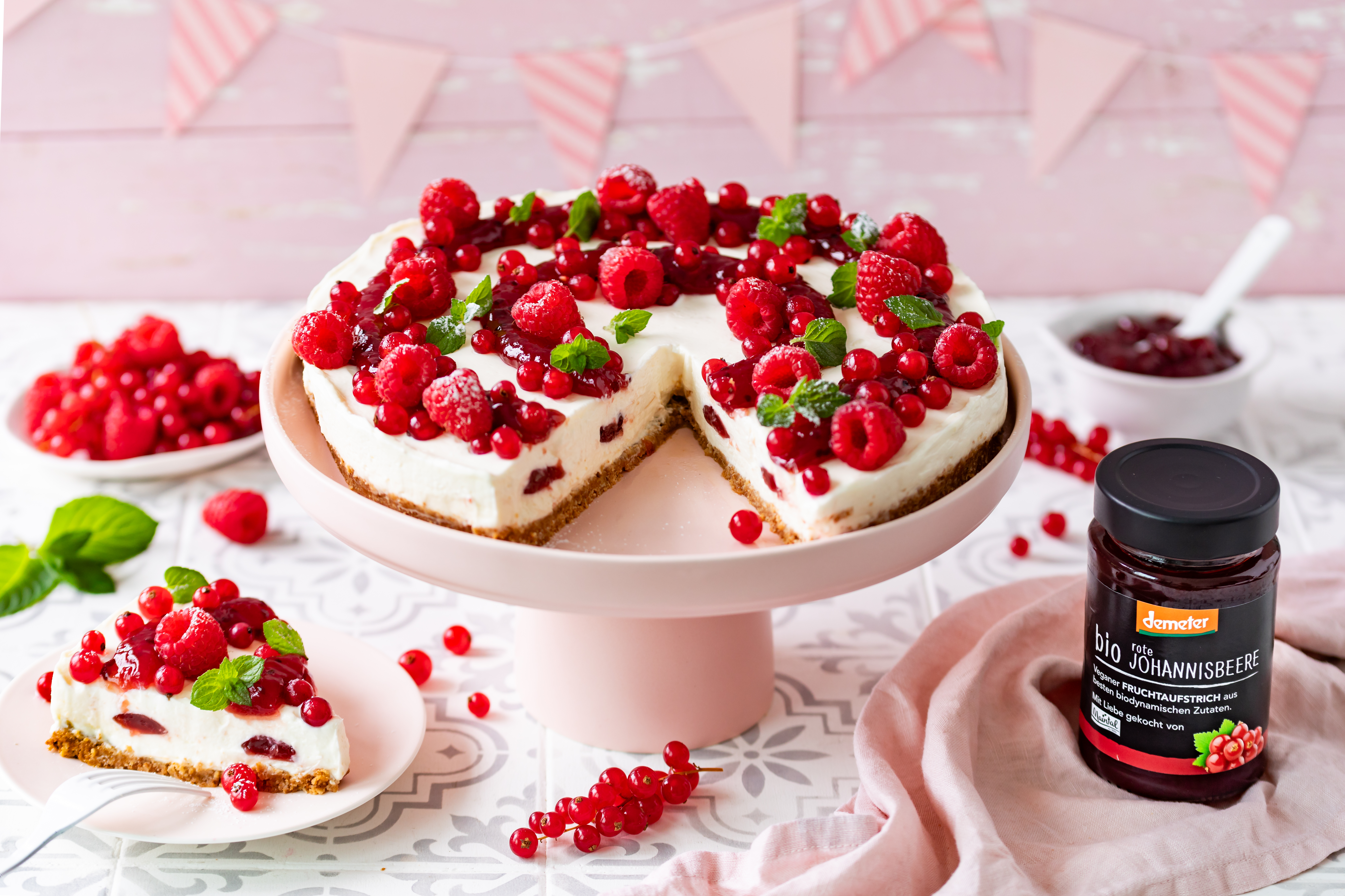 Aufgeschnittener Kuchen mit Früchten auf Tortenplatte mit Produkt.