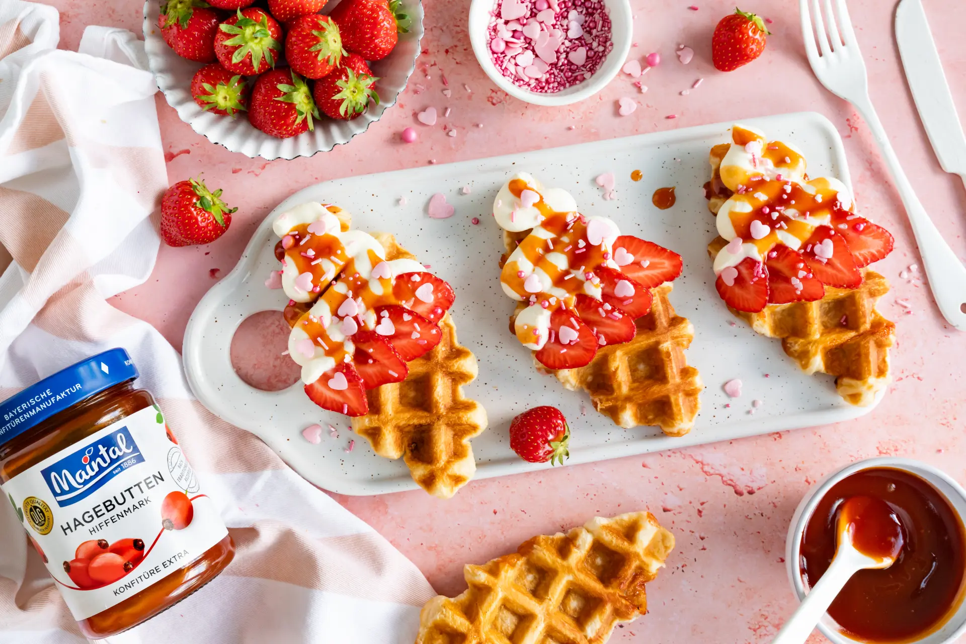 Croissant-Waffeln mit Erdbeeren und Hagebutten-Konfitüre Croissant-Waffeln mit Hagebutten-Konfitüre