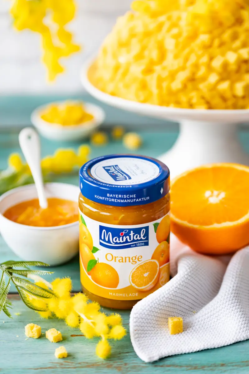 Glas Maintal Orangenmarmelade vor der Torta Mimosa.