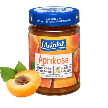 Aprikosen-Fruchtaufstrich, 50 % weniger Zucker Glas Aprikosen-Fruchtaufstrich, 50 % weniger Zucker, daneben Aprikosenhälfte.