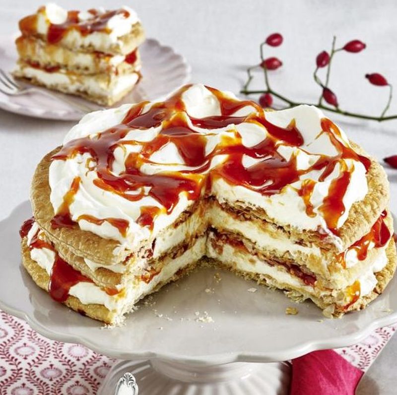 Köstliche 3-schichtige Torte aus Blätterteig, Sahne und Hagebutten-Konfitüre.
