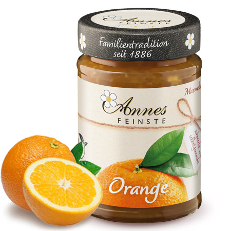 Annes Feinste Bio Orangenmarmelade Glas Annes Feinste Bio Orangen-Marmelade, daneben Orangen.