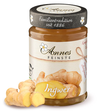 Annes Feinste Bio Ingwer-Konfitüre extra Glas Annes Feinste Bio Ingwer-Konfitüre extra, daneben Ingwerstücke.