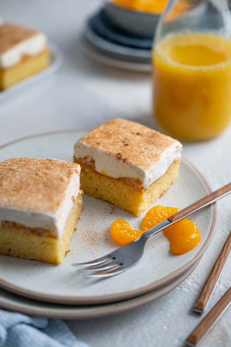 Blechkuchen mit Schmand-Sahne-Creme und Mandarinen Blechkuchen mit Schmand-Sahne-Creme und Mandarinen
