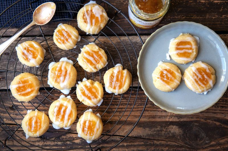 Gefüllte Butterkekse mit Ingwer-Konfitüre efuellte Ingwerkekse auf Gitterrost und Teller.