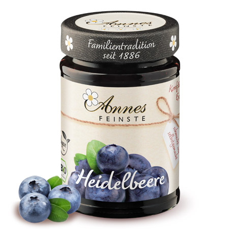 Annes Feinste Bio Heidelbeer-Konfitüre extra Glas Annes Feinste Bio Heidelbeer-Konfitüre, daneben Heidelbeeren.