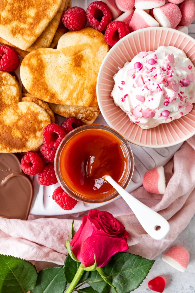 Glas Maintal Bio Hagebutten-Fruchtaufstrich von oben, daneben Herzpfannkuchen.