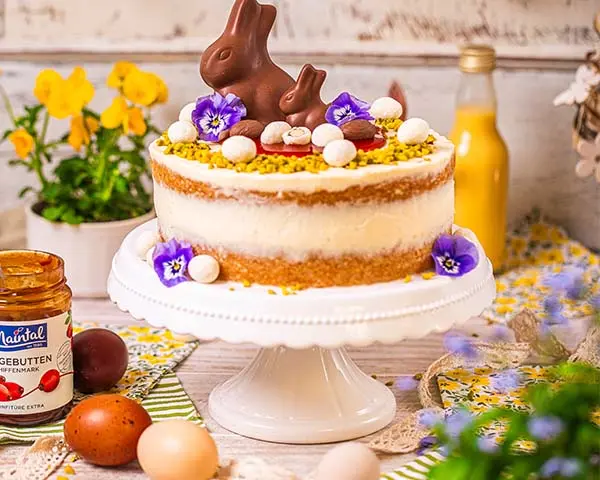 Eierlikör-Ostertorte mit Hagebutten-Konfituere